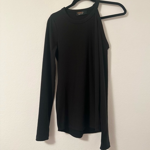 Renee C Rib Cutout Long Sleeve Tee - Picture 4 of 6
